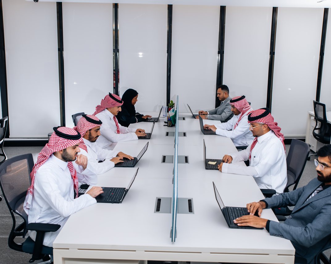 فريق المحاسبة في أيه أتش إس أثناء العمل في مكتب الرياض
