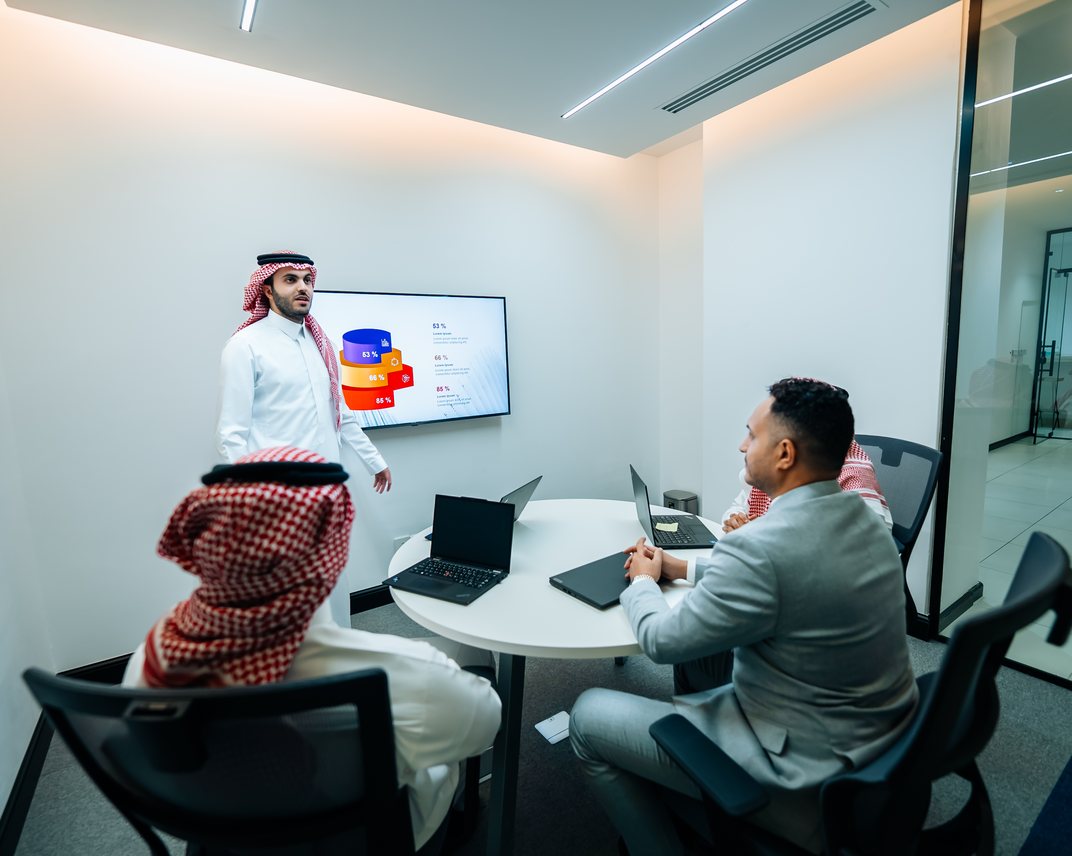 مستشار من أيه أتش إس يعرض تحليلاً مالياً لفريق العميل