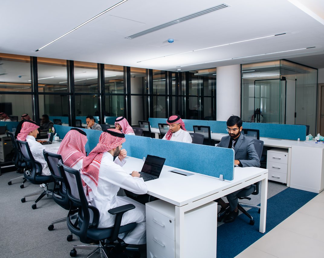 فريق أيه إتش إس أثناء العمل في مكتب الشركة بالرياض